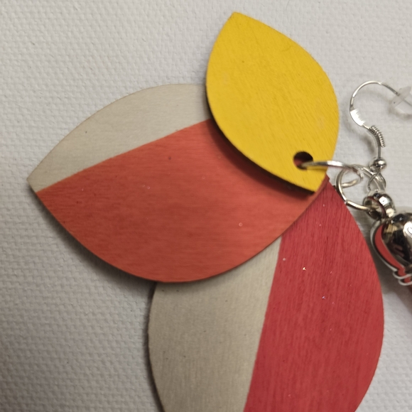 ARTISAN & HANDCRAFTED 2.5" Wood Leaf Tiered Dangle Pierced Earrings W/ Tassles - Picture 9 of 14